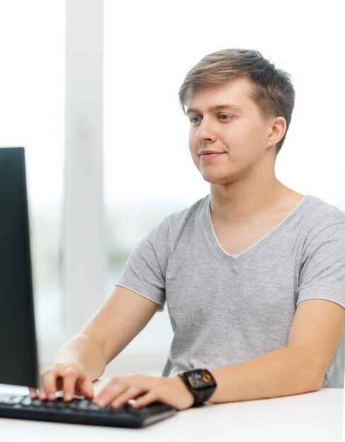 Концепция офиса, бизнеса, образования, технологий и интернета - улыбающийся студент с компьютером Premium Фотографии