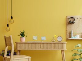 Interiore della scrivania con mockup muro giallo.3d rendering