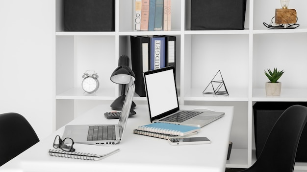 두 개의 노트북이있는 사무실 책상 표면