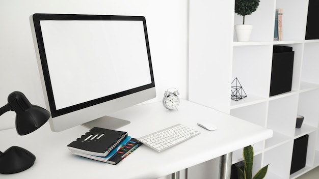 Foto gratuita scrivania da ufficio con schermo del computer
