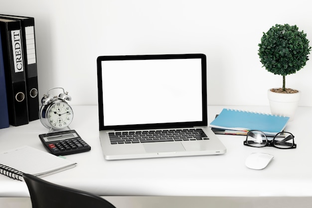 Foto gratuita scrivania da ufficio con laptop