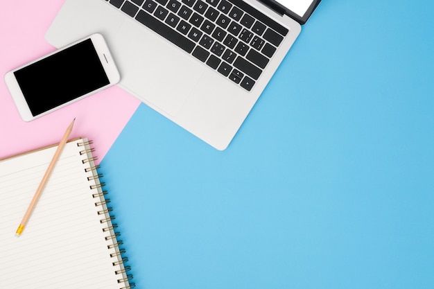 Free photo office desk working space - flat lay top view mockup photo of working space with laptop, mock up sma