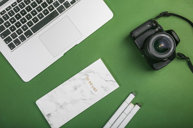 無料Photo ノートパソコンと写真のカメラとオフィスのデスクトップ