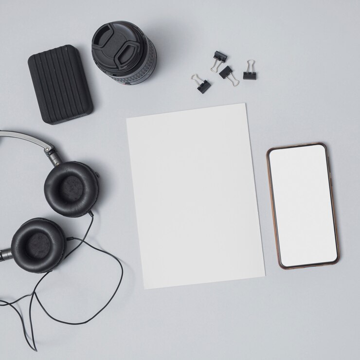無料Photo 紙のシートと携帯電話を持つオフィスのデスクトップ