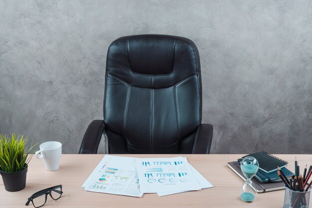 (Quelle:https://www.freepik.com/free-photo/office-desktop-with-swivel-chair_4528171.htm#query=office%20chair&position=31&from_view=search&track=ais&uuid=13e36787-038d-4f5b-a545-5680ae8fb6e4)
