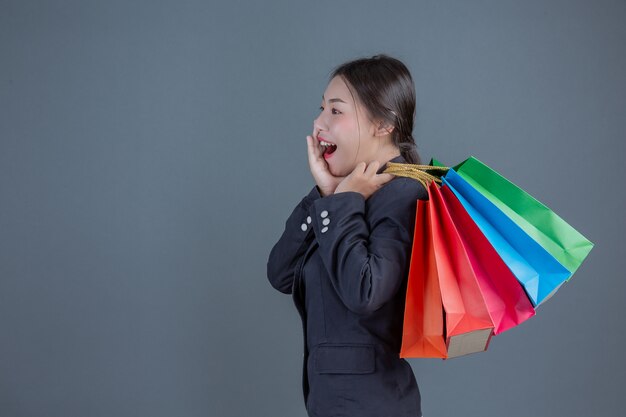 ファッションの買い物袋を保持しているオフィスの女性