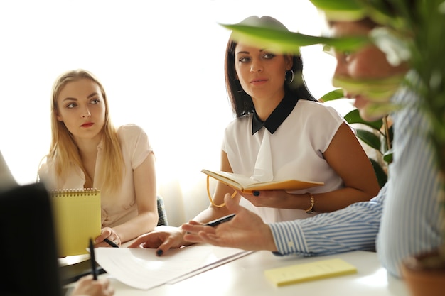 Free photo office meeting