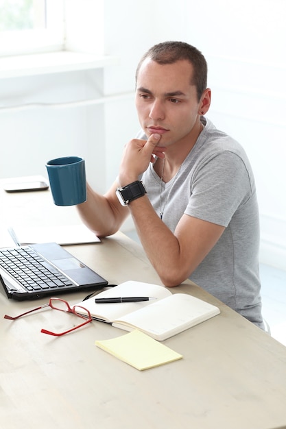 Foto gratuita ufficio. uomo serio al lavoro