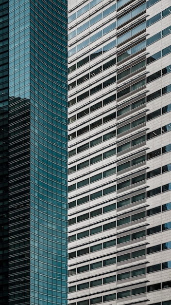 ガラスのファサードを持つオフィスの高層ビル