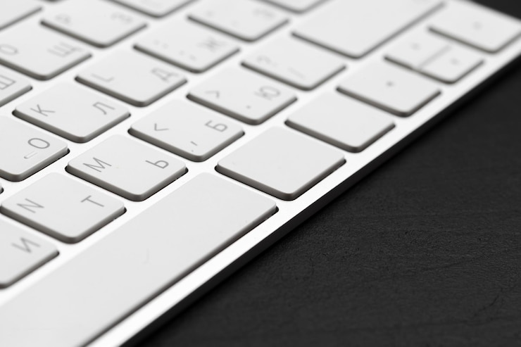 無料Photo 黒の背景に分離されたキーボードとオフィステーブル