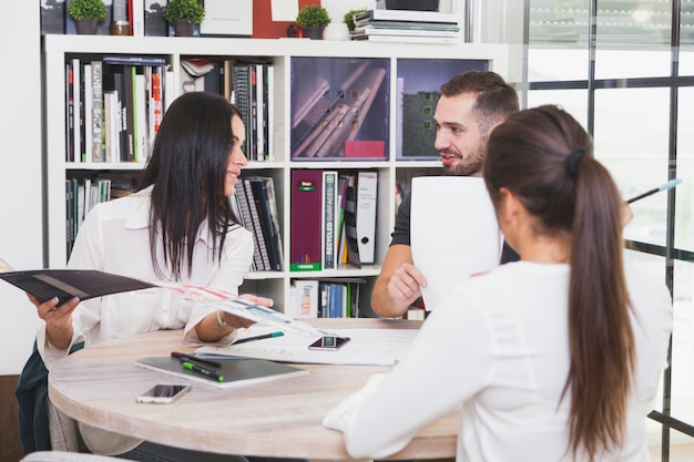 Free photo office team on meeting