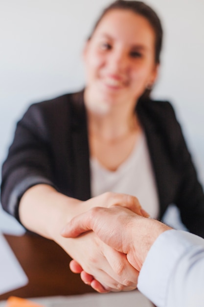 Ufficio lavoratore stringe la mano