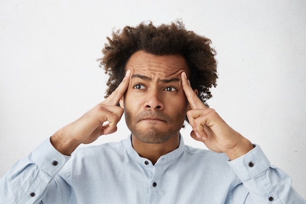 Free photo office worker with poor memory trying hard to remember important information