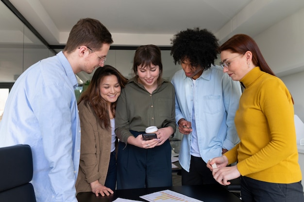 Foto gratuita impiegati che lavorano insieme come una squadra