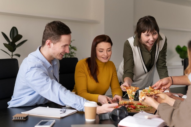 Foto gratuita impiegati che lavorano insieme come una squadra