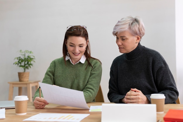 Foto gratuita impiegati che lavorano insieme come una squadra