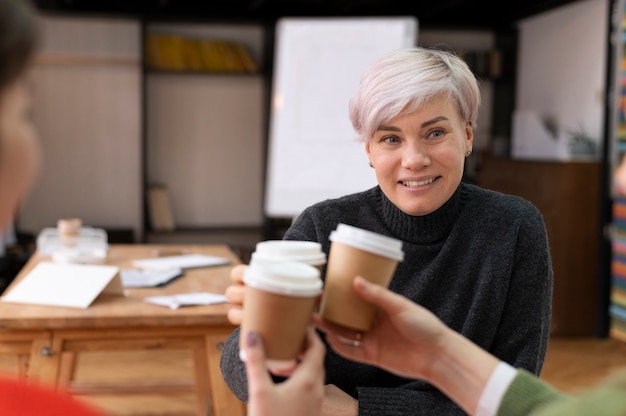 Foto gratuita impiegati che lavorano insieme come una squadra