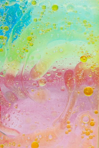 Olio mescolato con acqua su sfondo colorato