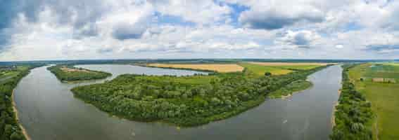 Foto gratuita panorama del fiume oka