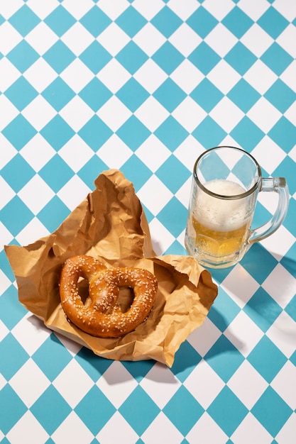 Free photo oktoberfest arrangement with delicious pretzel