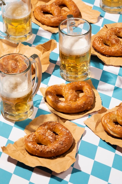 Foto gratuita arrangiamento dell'oktoberfest con deliziosi pretzel