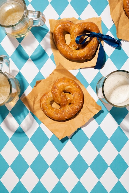 Foto gratuita arrangiamento dell'oktoberfest con deliziosi pretzel