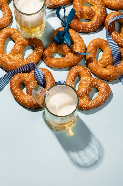 Foto gratuita assortimento dell'oktoberfest con deliziosi pretzel