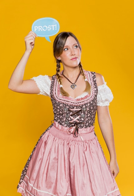 Foto gratuita oktoberfest giovane donna con cartello