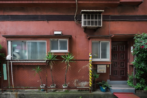 Free photo old abandoned house with potted plants