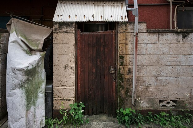 腐ったドアの古い廃屋