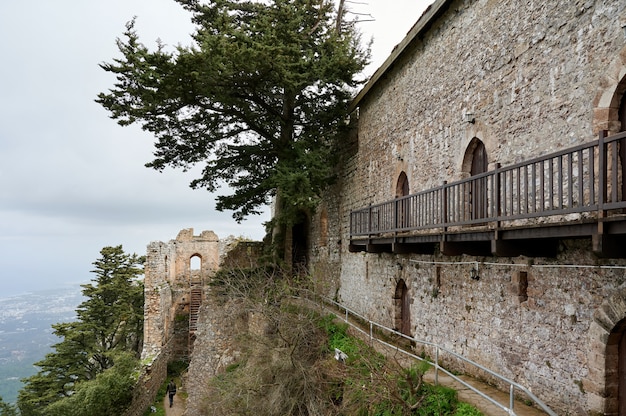 Vecchia costruzione antica in una città