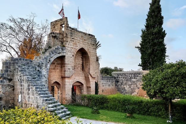 Vecchia costruzione antica in una città