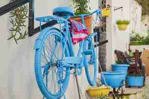Free photo old bicycle in a cafe on the street in the old town cozy street with flowers and cafe on the mediterranean coast facade decor of a coffee shop with a bicycle
