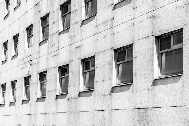 Бесплатное фото Старый черно-белый узор окон