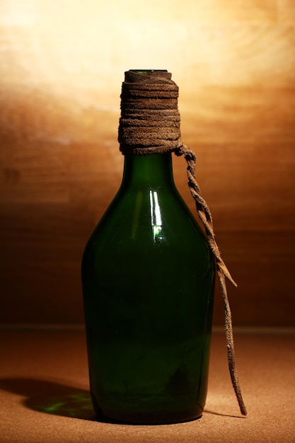 Старая бутылка на деревянной поверхности