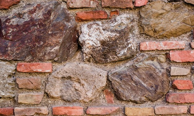 石のある古いレンガの壁