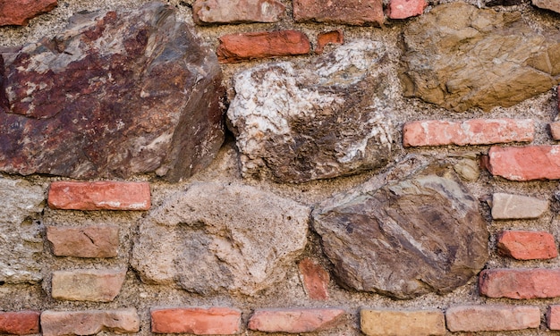Старая кирпичная стена с камнями