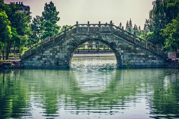 中国の公園の古い橋