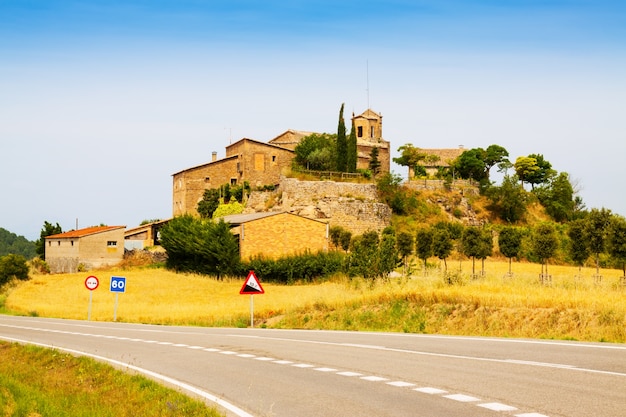 古いカタロニアの村。 Castellar de la Ribera