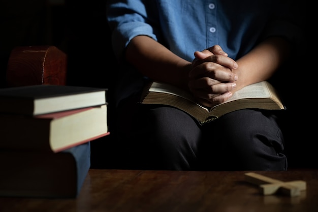 Foto gratuita vecchi incrocio e bibbia di chiesa su legno