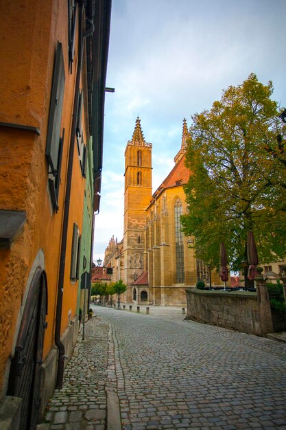 Старая церковь в сказочном городе ротенбург, германия Premium Фотографии