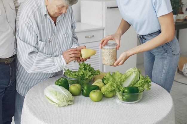 Бесплатное фото Старая пара на кухне с молодой внучкой