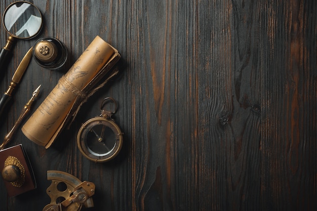 Foto gratuita piatto vecchio stile giaceva con lettere scrivendo accessori sul tavolo di legno scuro