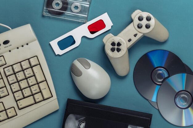 ゲーマーaccessorisesとスナックフレームの平面図は Copyspaceと黒の背景に横たわっていた ジョイスティックとゲームパッド キーボード ゲームコンソール マウス 携帯電話 ビール チップ ポップコーン プレミアム写真 ゲーマーaccessorisesとスナックフレームの平面図は Copyspaceと黒の背景に横たわっていた ジョイスティックとゲームパッド キーボード ゲームコンソール マウス 携帯電話 ビール チップ ポップコーン プレミアム写真