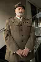 Бесплатное фото Старый генерал в униформе под низким углом