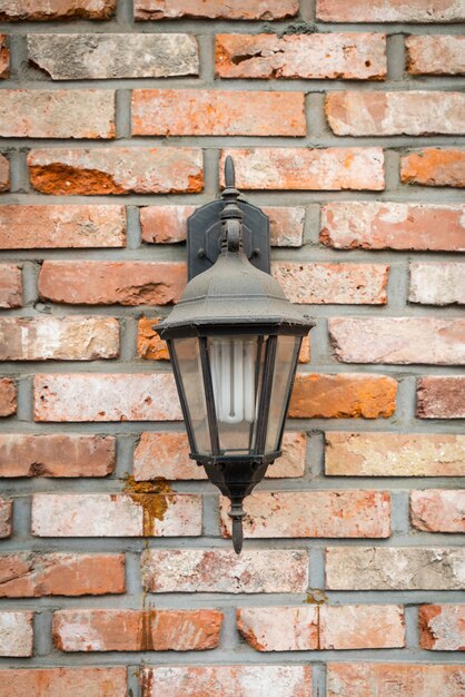 벽에 오래 된 램프