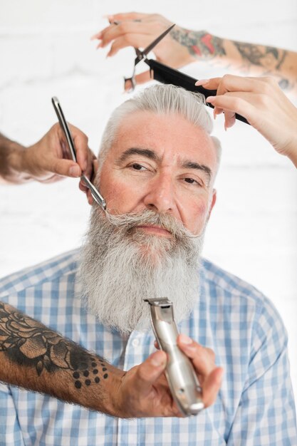Старик получает волосы и бороду