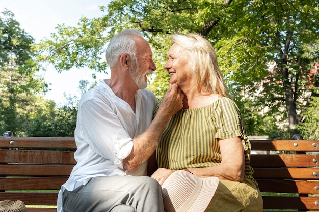 Foto gratuita uomo anziano che tiene il mento della donna