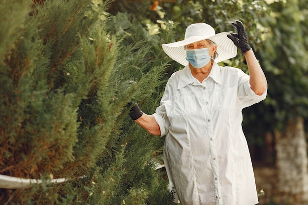 Uomo anziano in una mascherina medica. l'uomo nel parco. tema coronavirus.