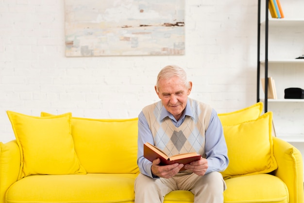 Foto gratuita uomo anziano che legge un libro